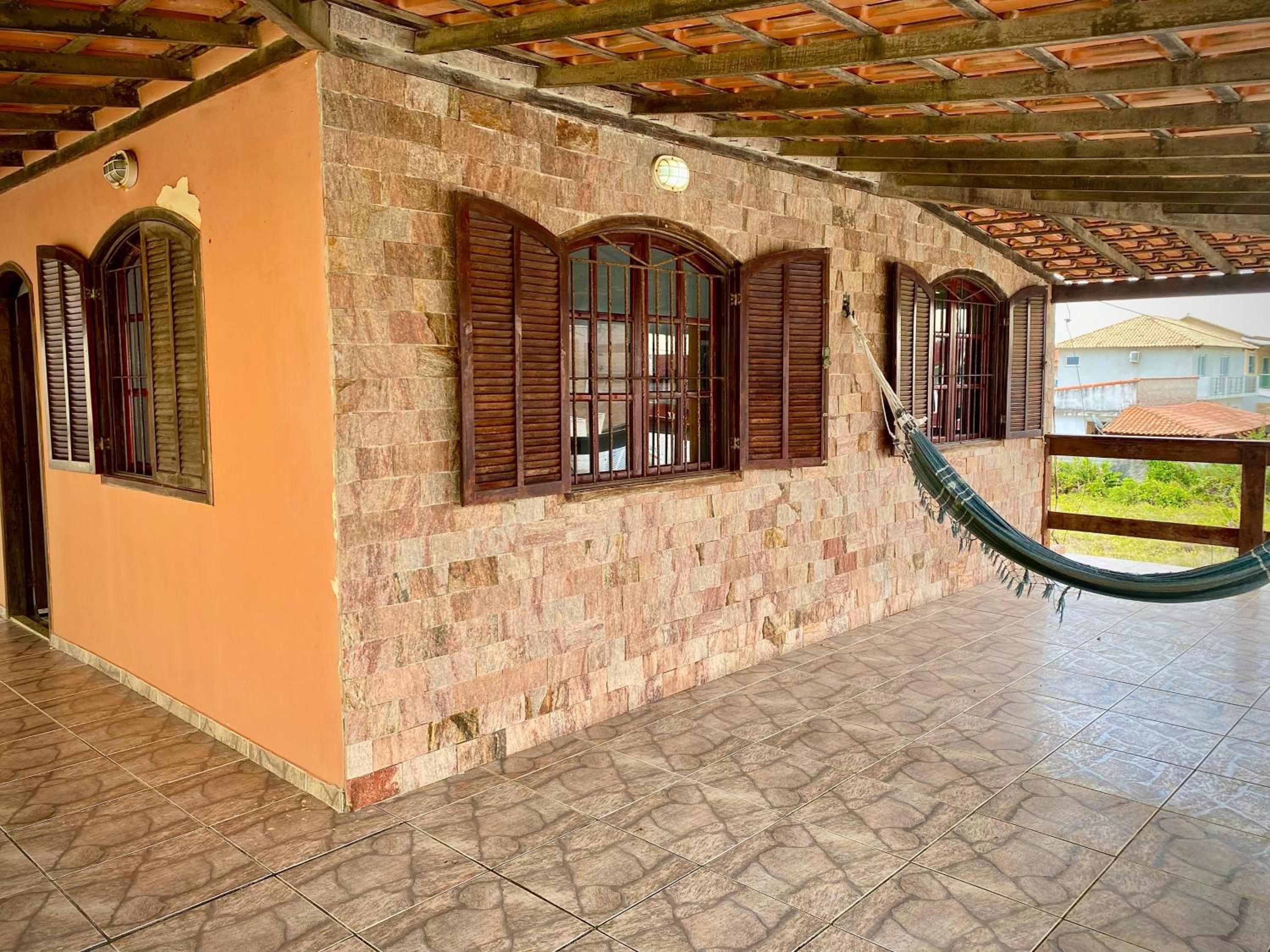 Casa com piscina em frente à lagoa e a 600m da praia
