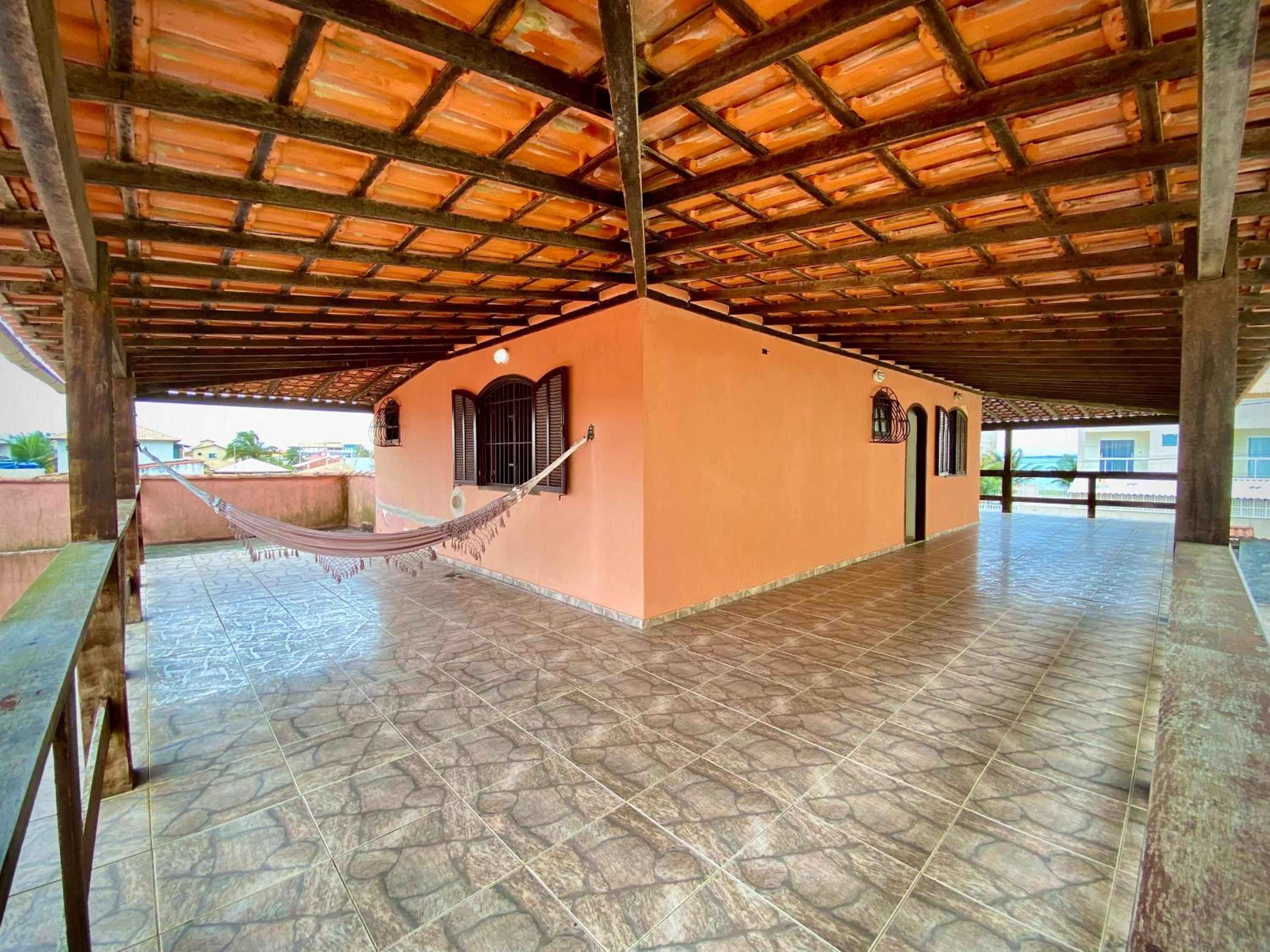 Casa com piscina em frente à lagoa e a 600m da praia