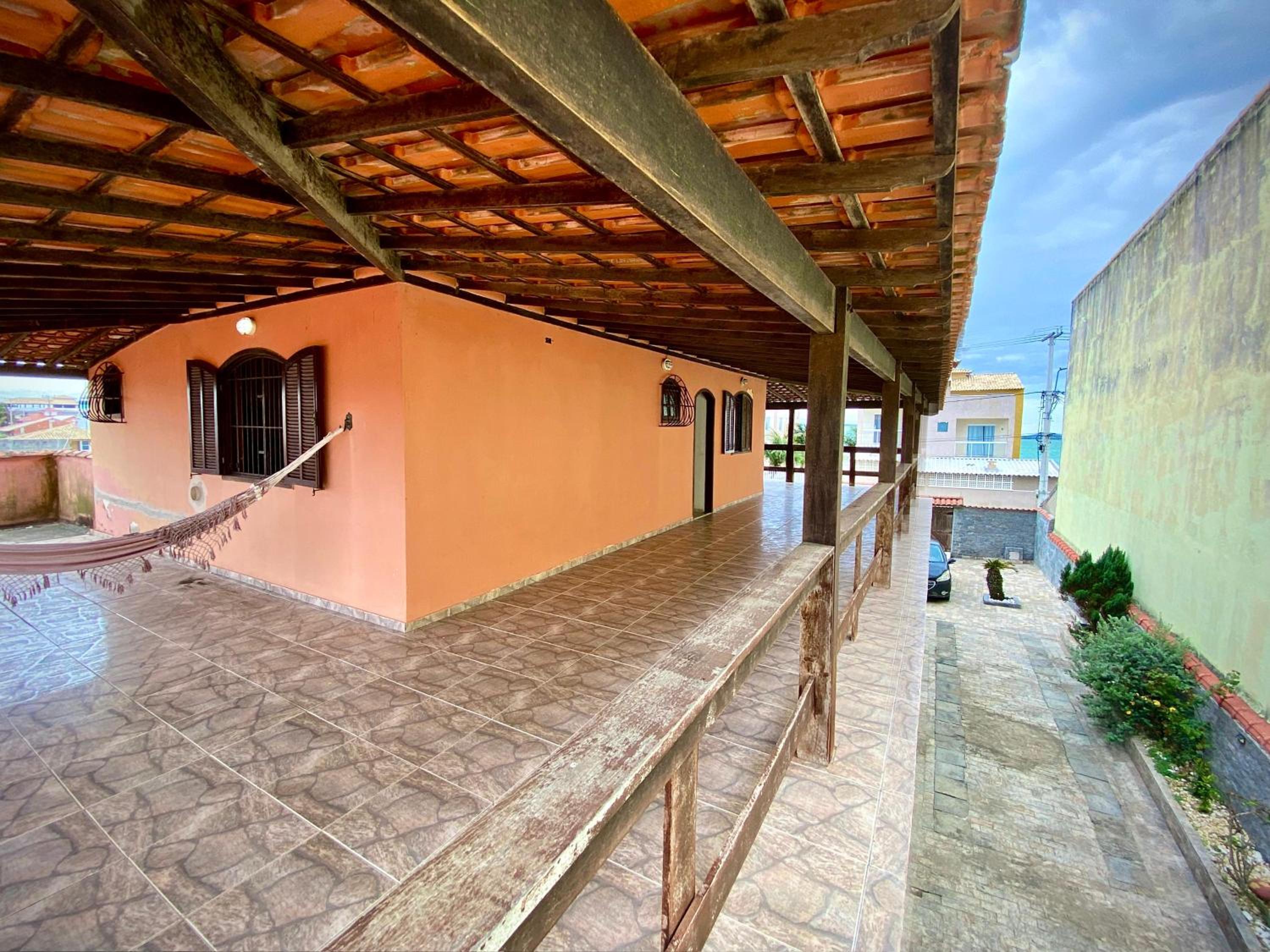 Casa com piscina em frente à lagoa e a 600m da praia