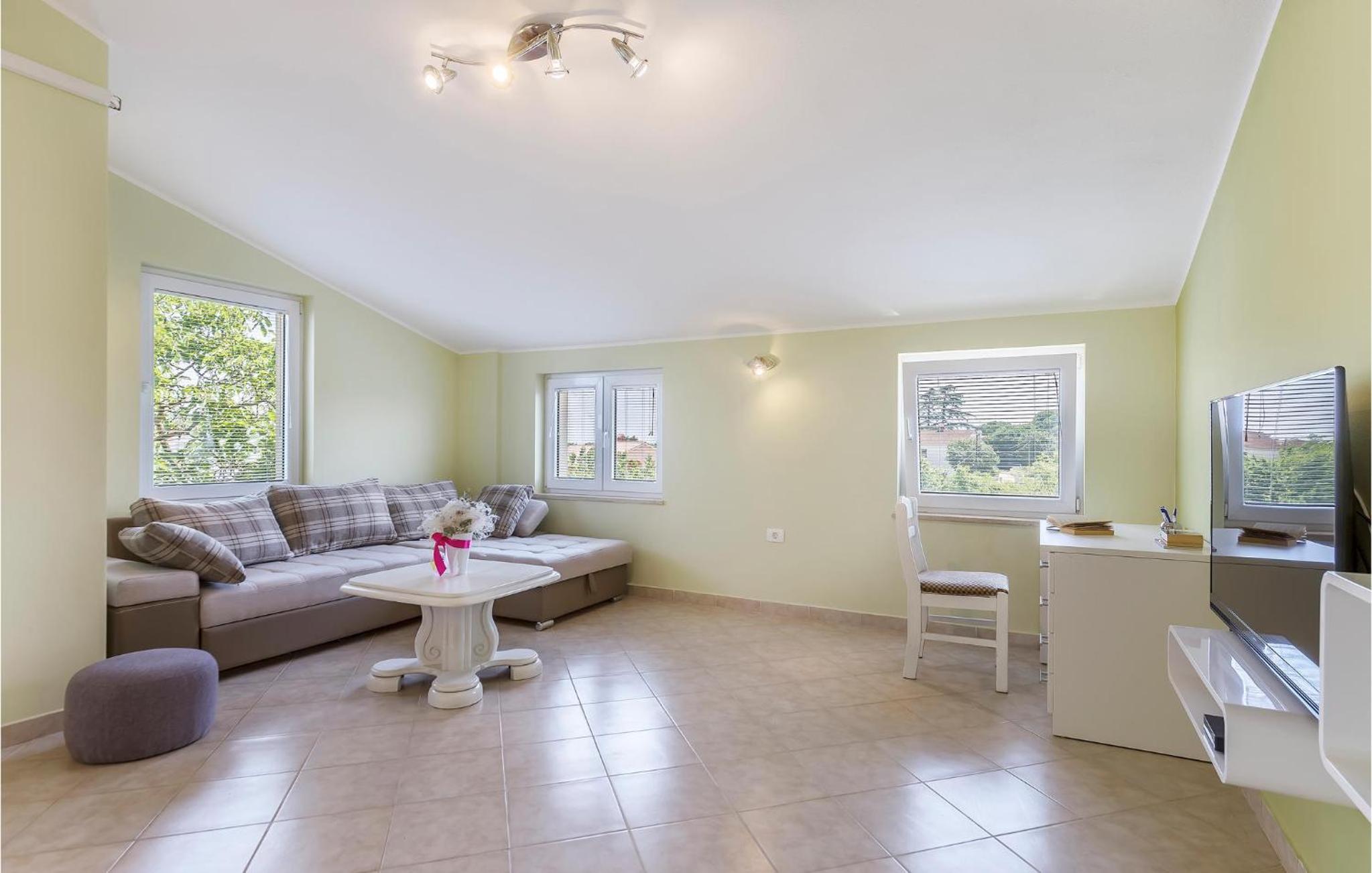 3 Bedroom Gorgeous Apartment In Muntic view 2