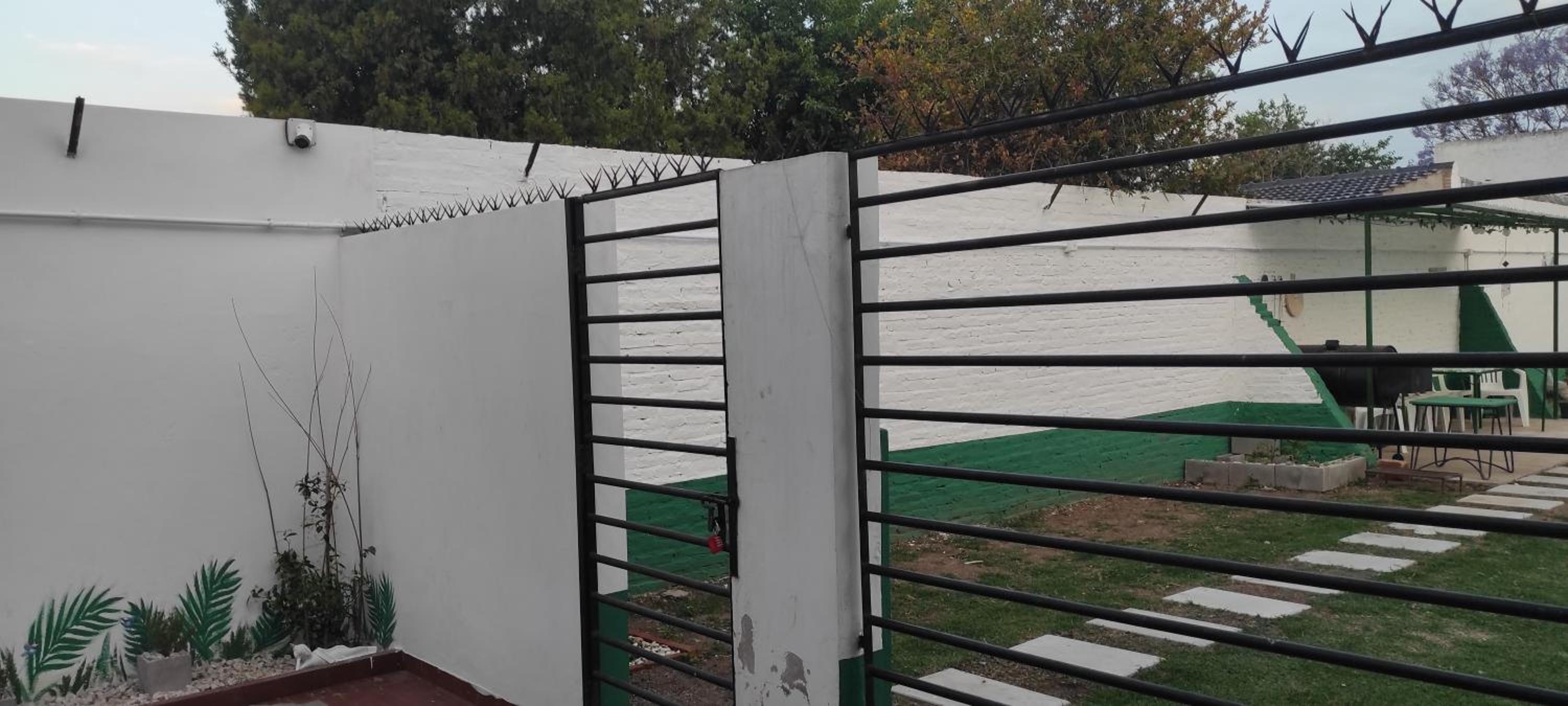 Casa con pileta a 21 minutos de aeropuerto de Ezeiza tranfer opcional las 24 horas amplio parque para mascotas