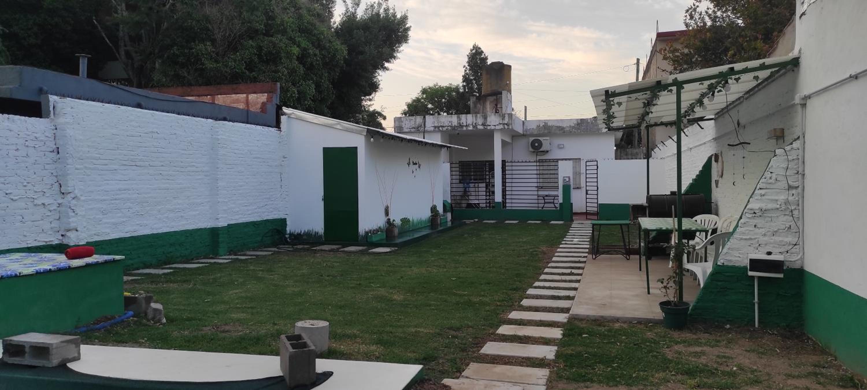 Casa con pileta a 21 minutos de aeropuerto de Ezeiza tranfer opcional las 24 horas amplio parque para mascotas