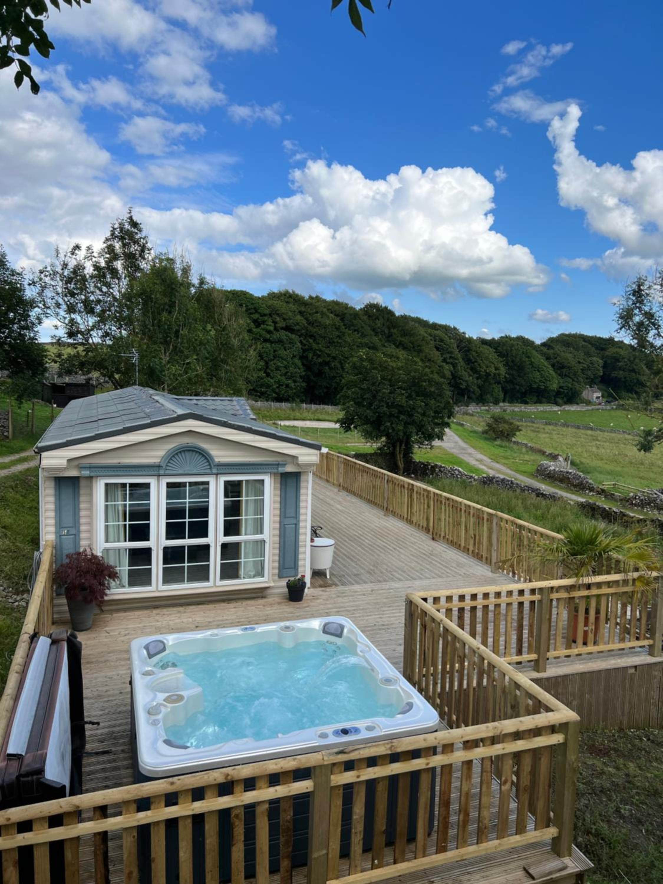 Hotel The Vogue Lodge - Image 1