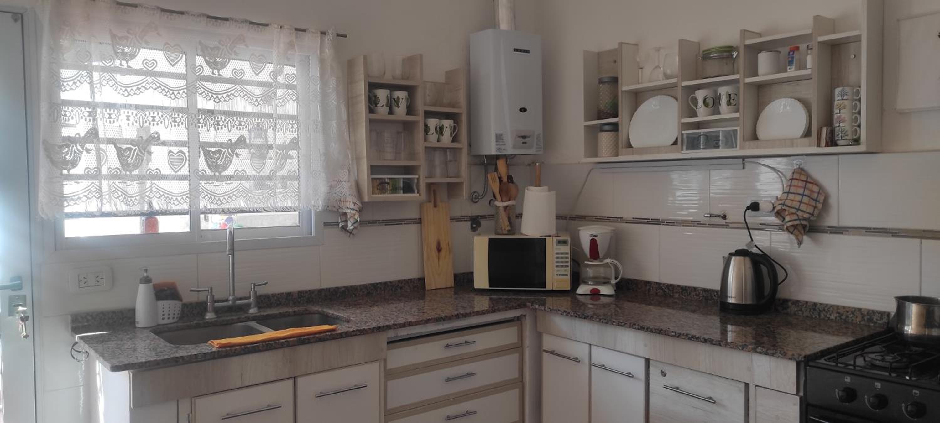 Casa con pileta a 21 minutos de aeropuerto de Ezeiza tranfer opcional las 24 horas amplio parque para mascotas