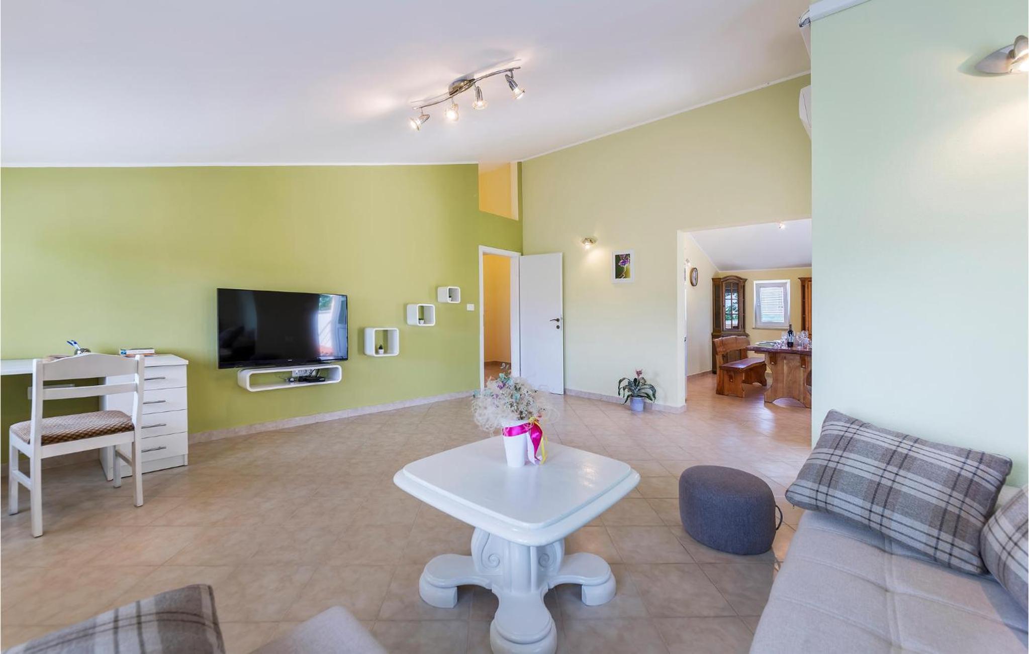 3 Bedroom Gorgeous Apartment In Muntic view 3