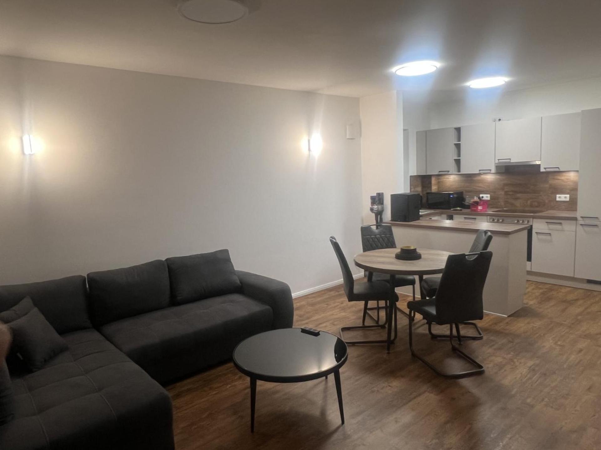 Schöne Ferienwohnung in Buxtehude- Zentral -Lade Säule -6Person