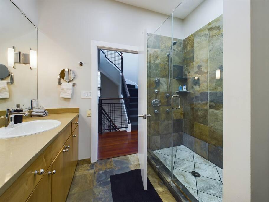 Hot Tub Haven With Private Garage view 3