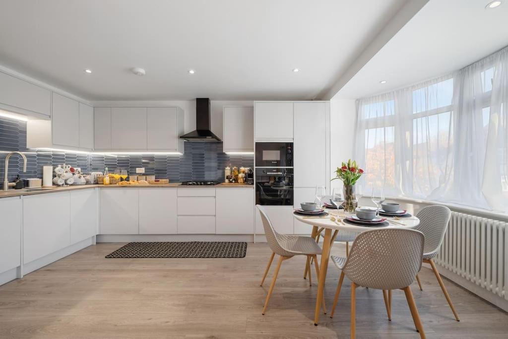 Newly Refurbished 2 Bed Flat view 4