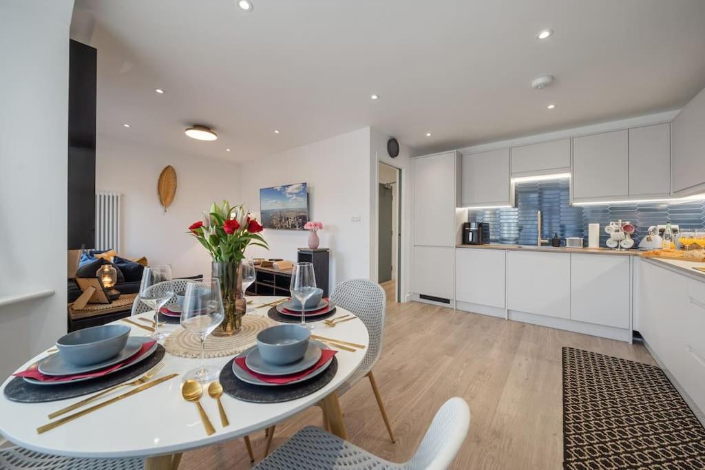 Newly Refurbished 2 Bed Flat view 3