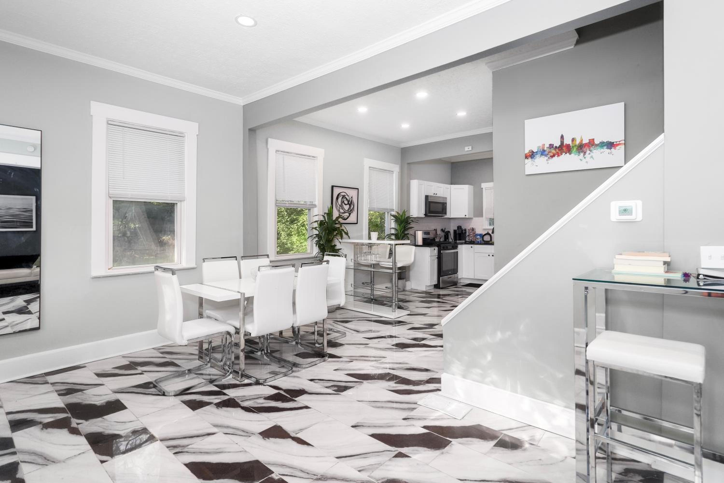 Modern Luxury in Tremont - 6Bed 3bath Fee parking view 3