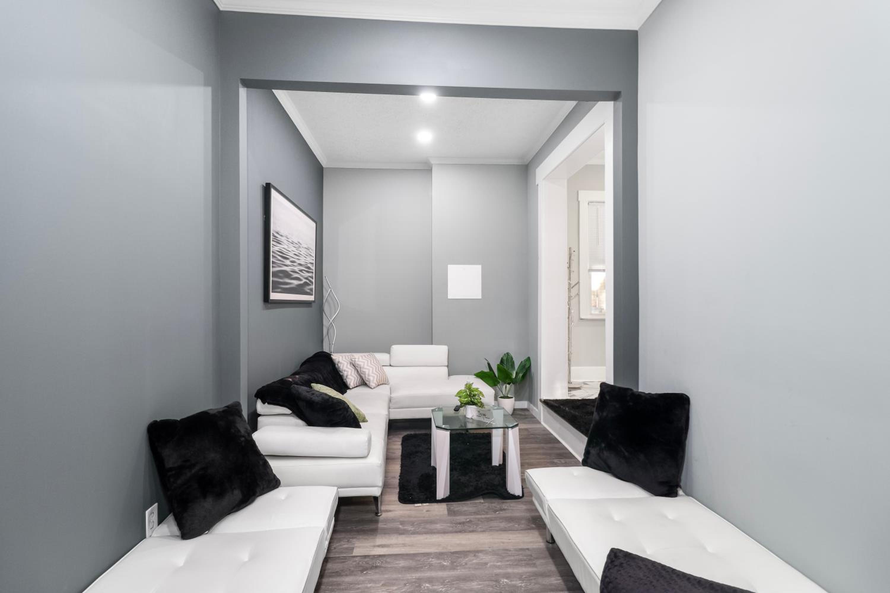 Modern Luxury in Tremont - 6Bed 3bath Fee parking view 4