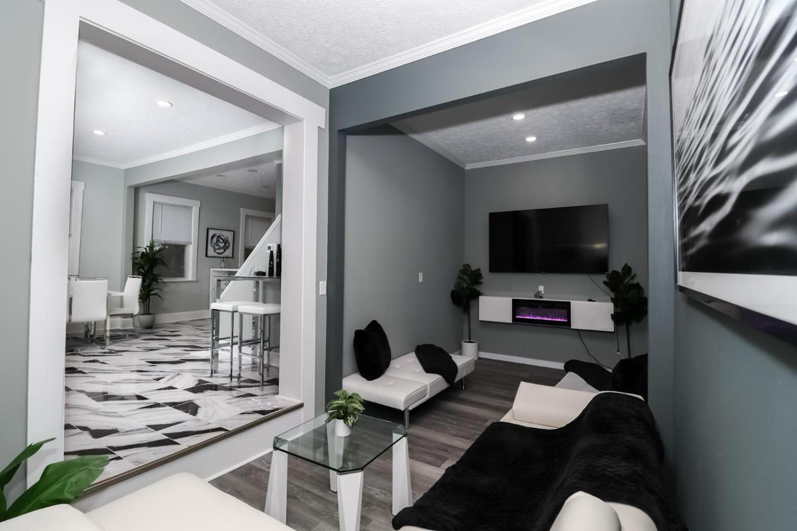 Modern Luxury in Tremont - 6Bed 3bath Fee parking view 2