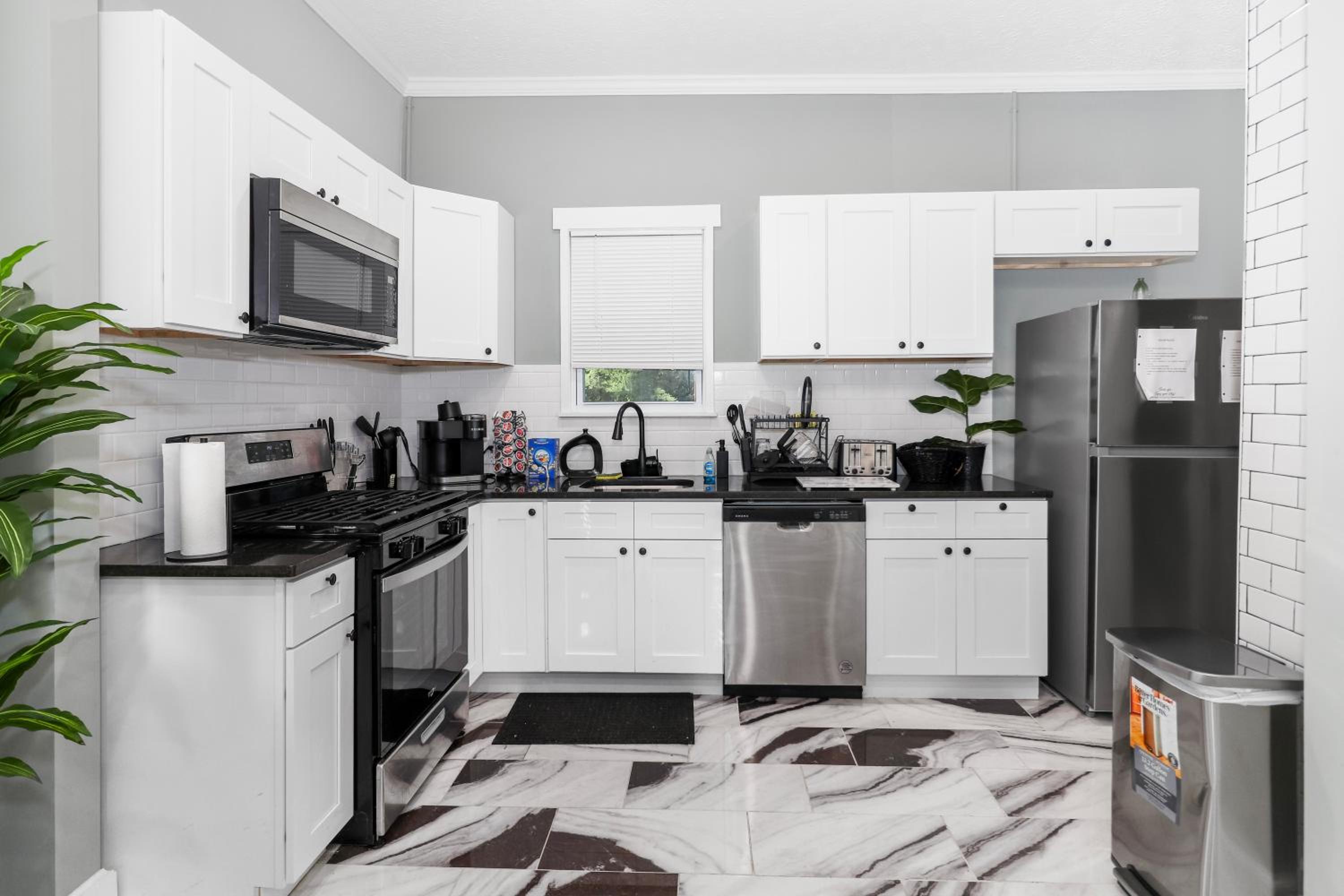 Modern Luxury in Tremont - 6Bed 3bath Fee parking view 5