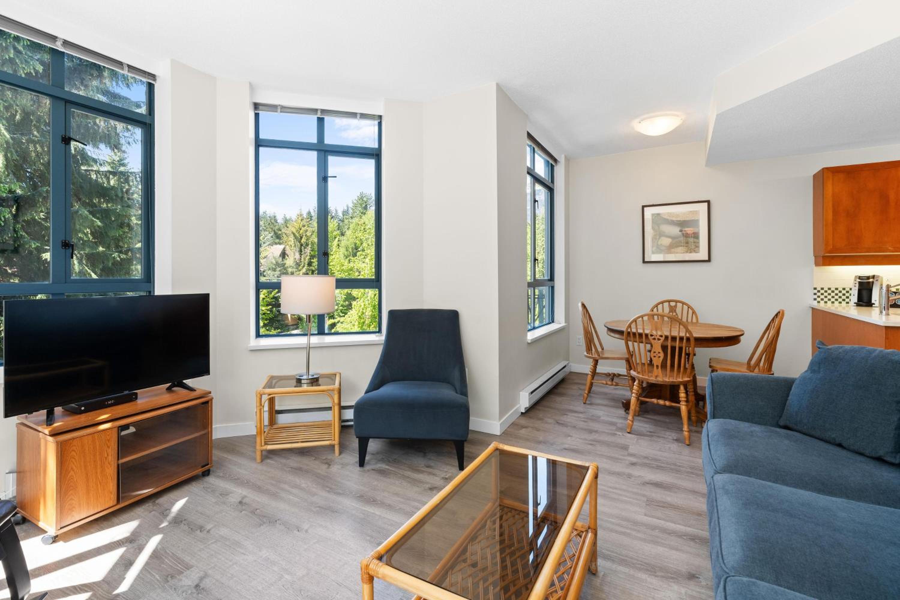 Alpenglow Lodge Bear Wonder One Bedroom by MVA