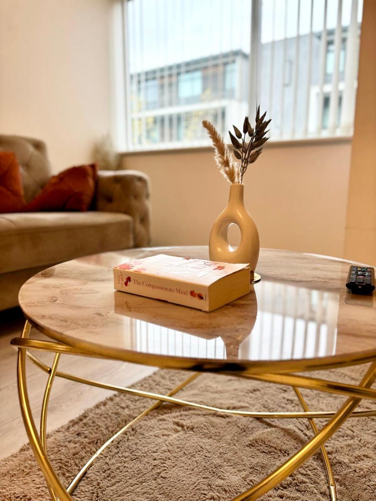 Entire 2 Bed Cosy Apartment Manchester City Centre view 2