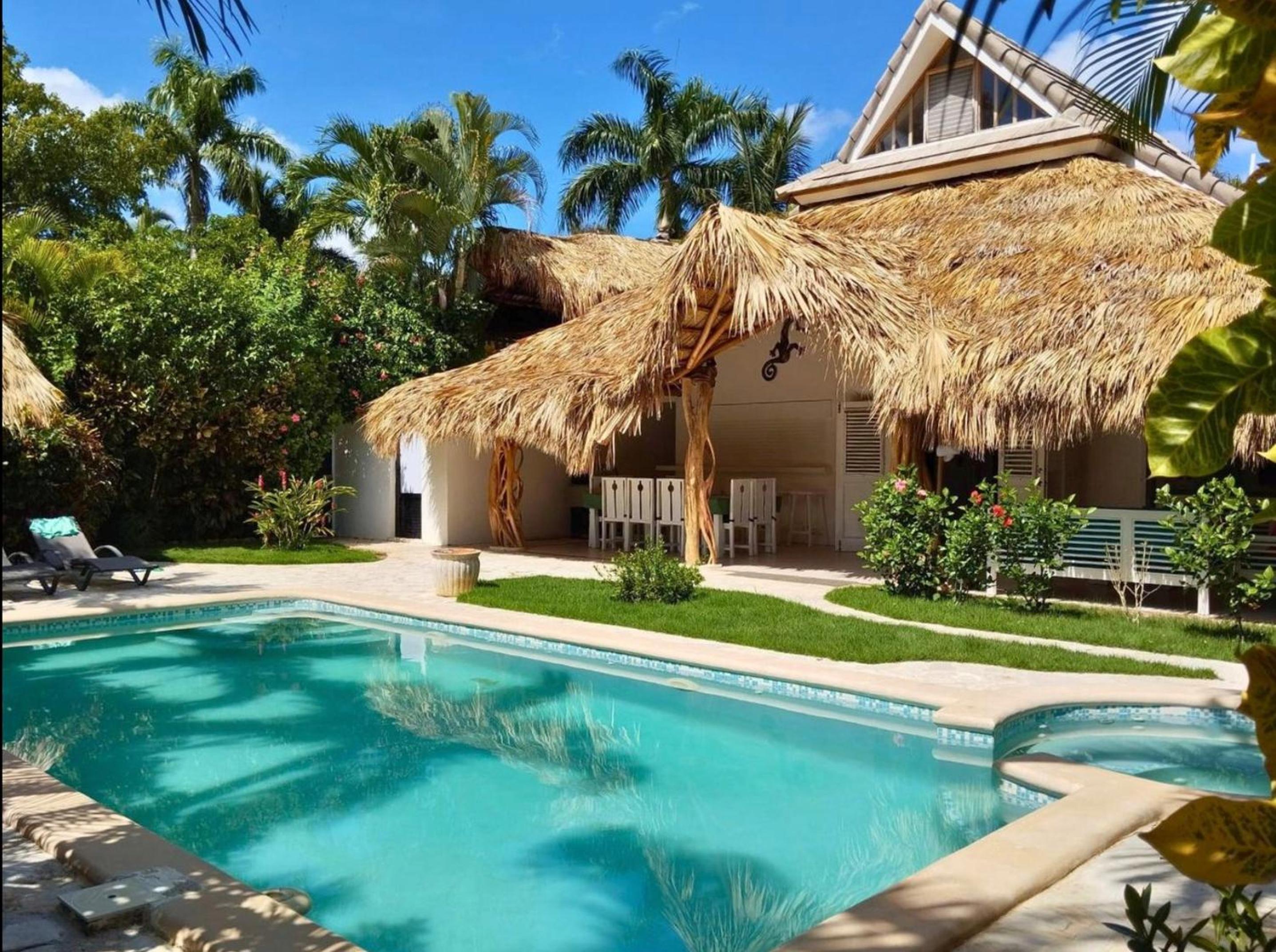 Tropical House with Bungalow and Pool Near Playa Poppy