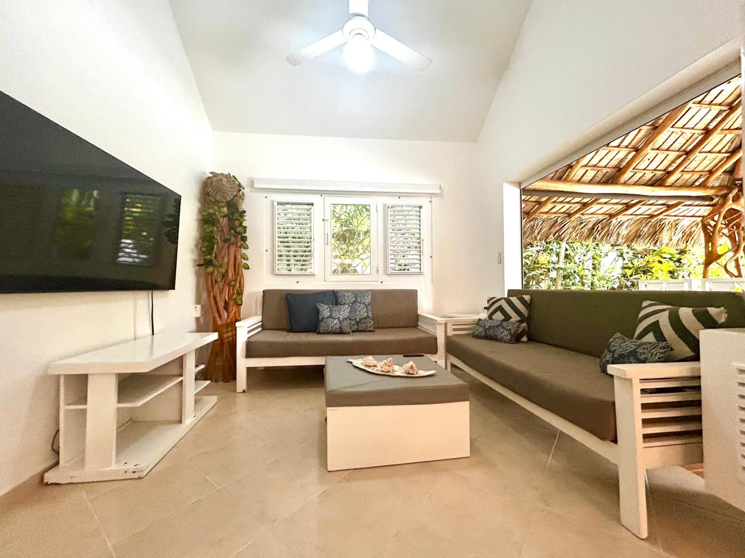 Tropical House with Bungalow and Pool Near Playa Poppy