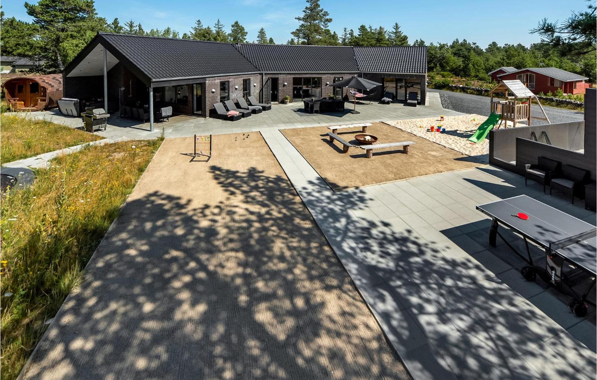 Nice Home In Blåvand With Kitchen