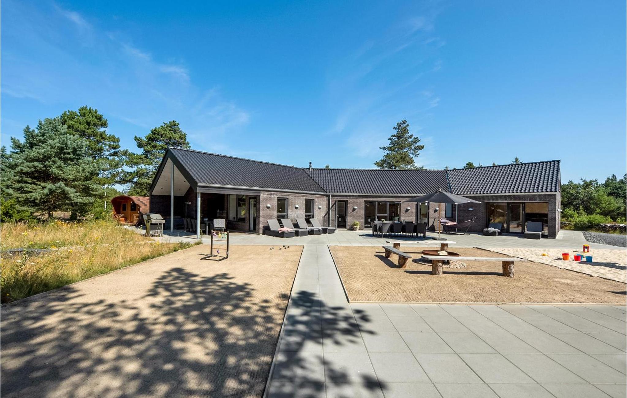 Nice Home In Blåvand With Kitchen