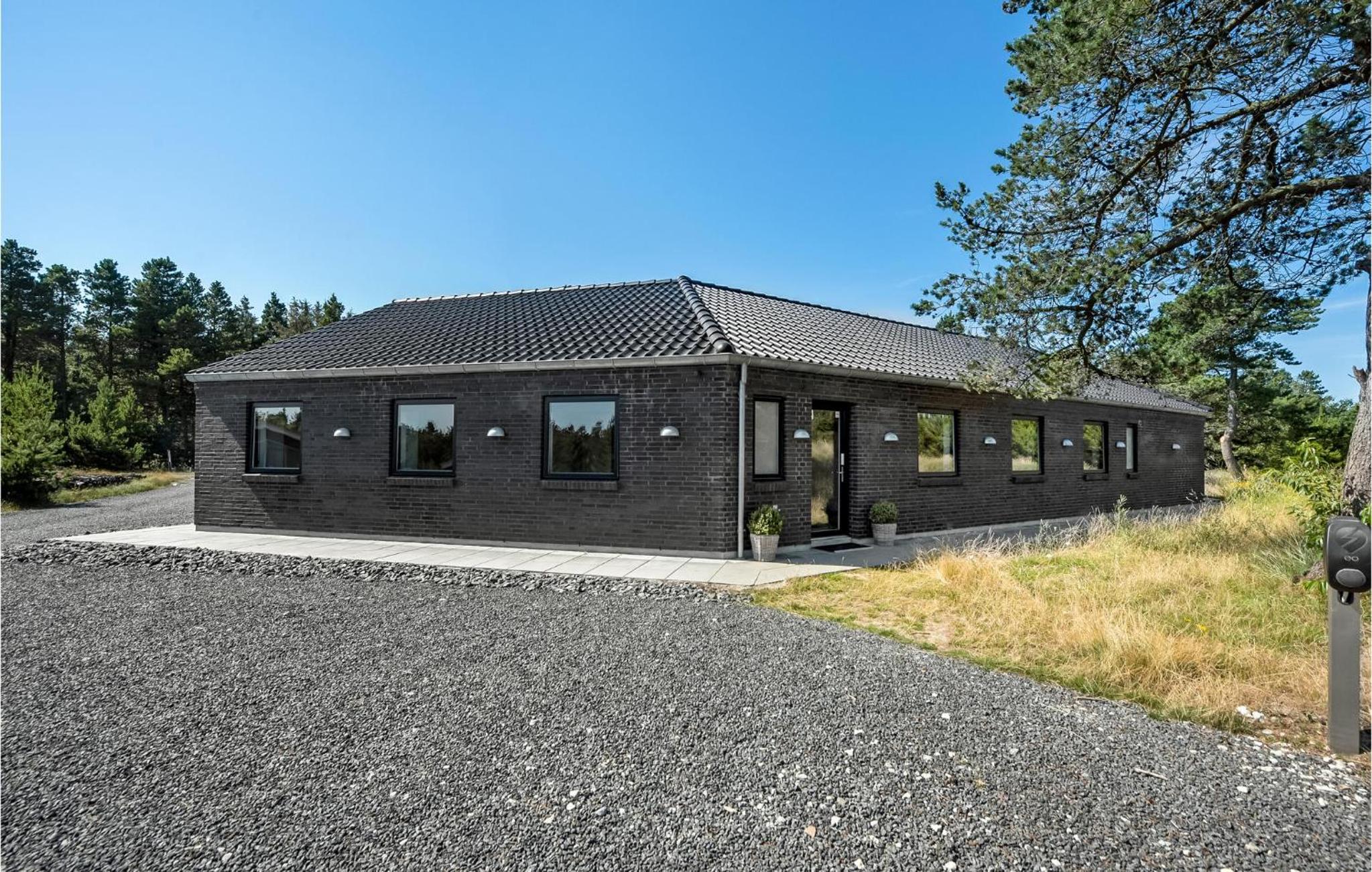 Nice Home In Blåvand With Kitchen