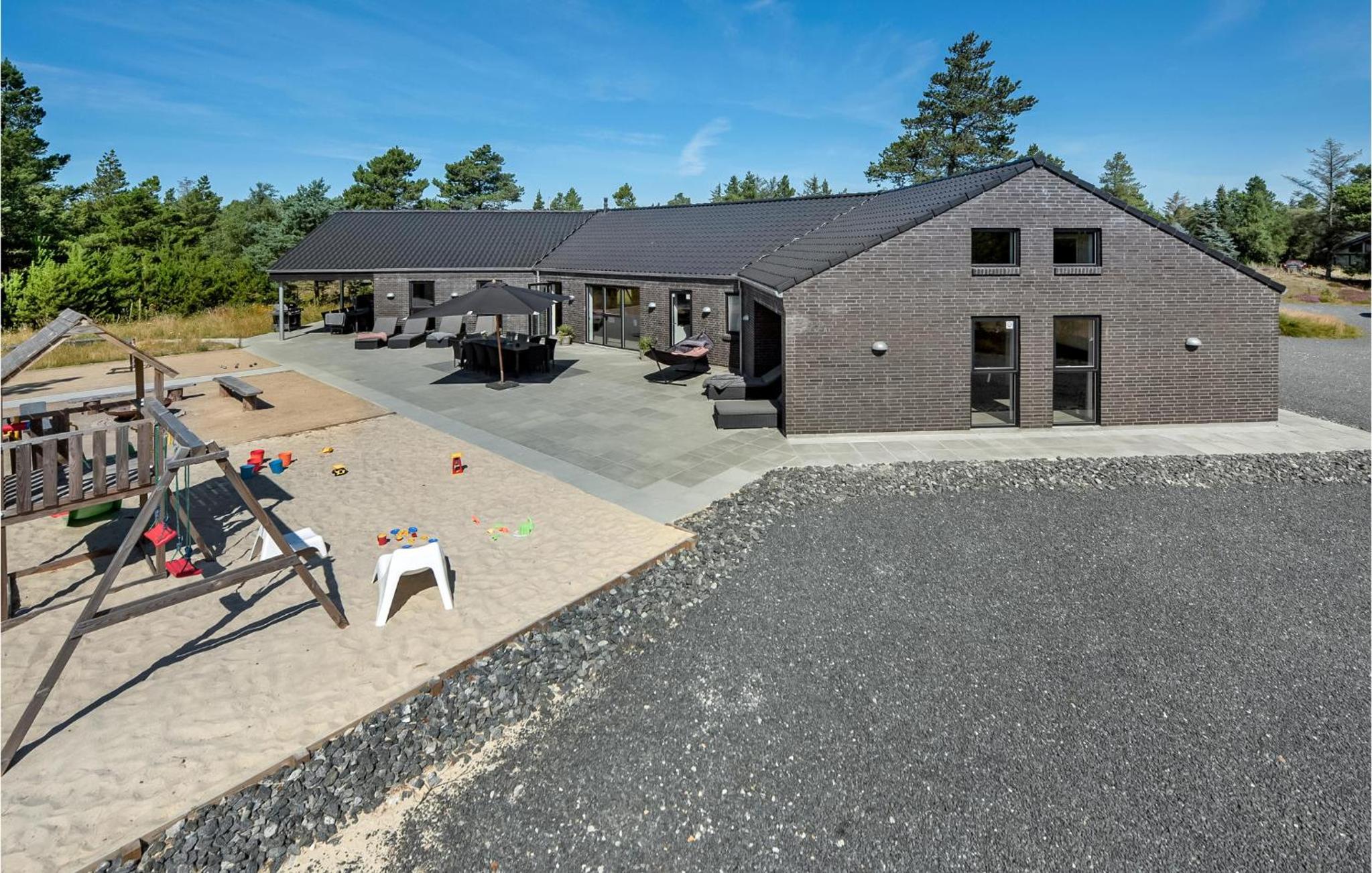 Nice Home In Blåvand With Kitchen