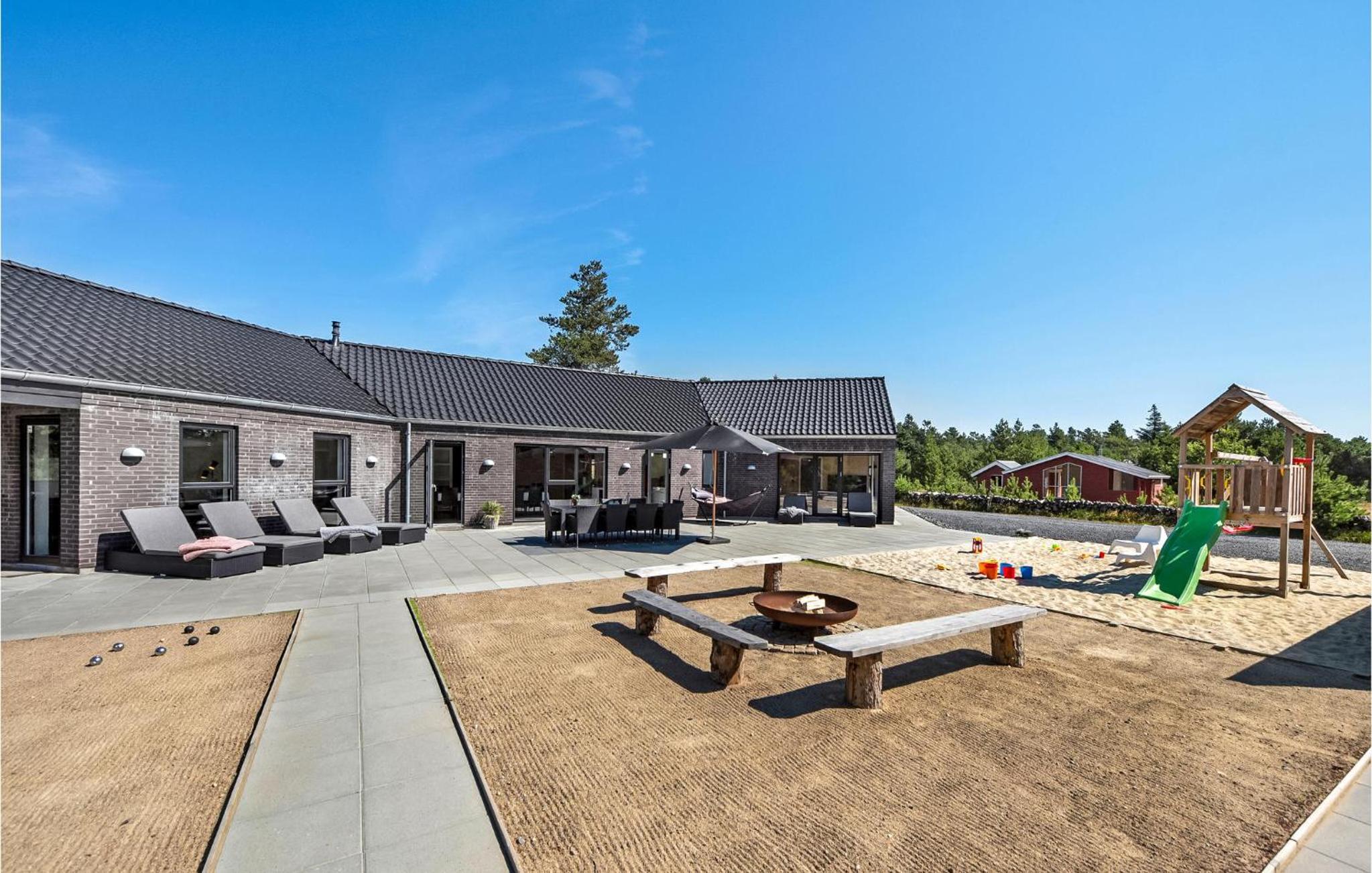 Nice Home In Blåvand With Kitchen