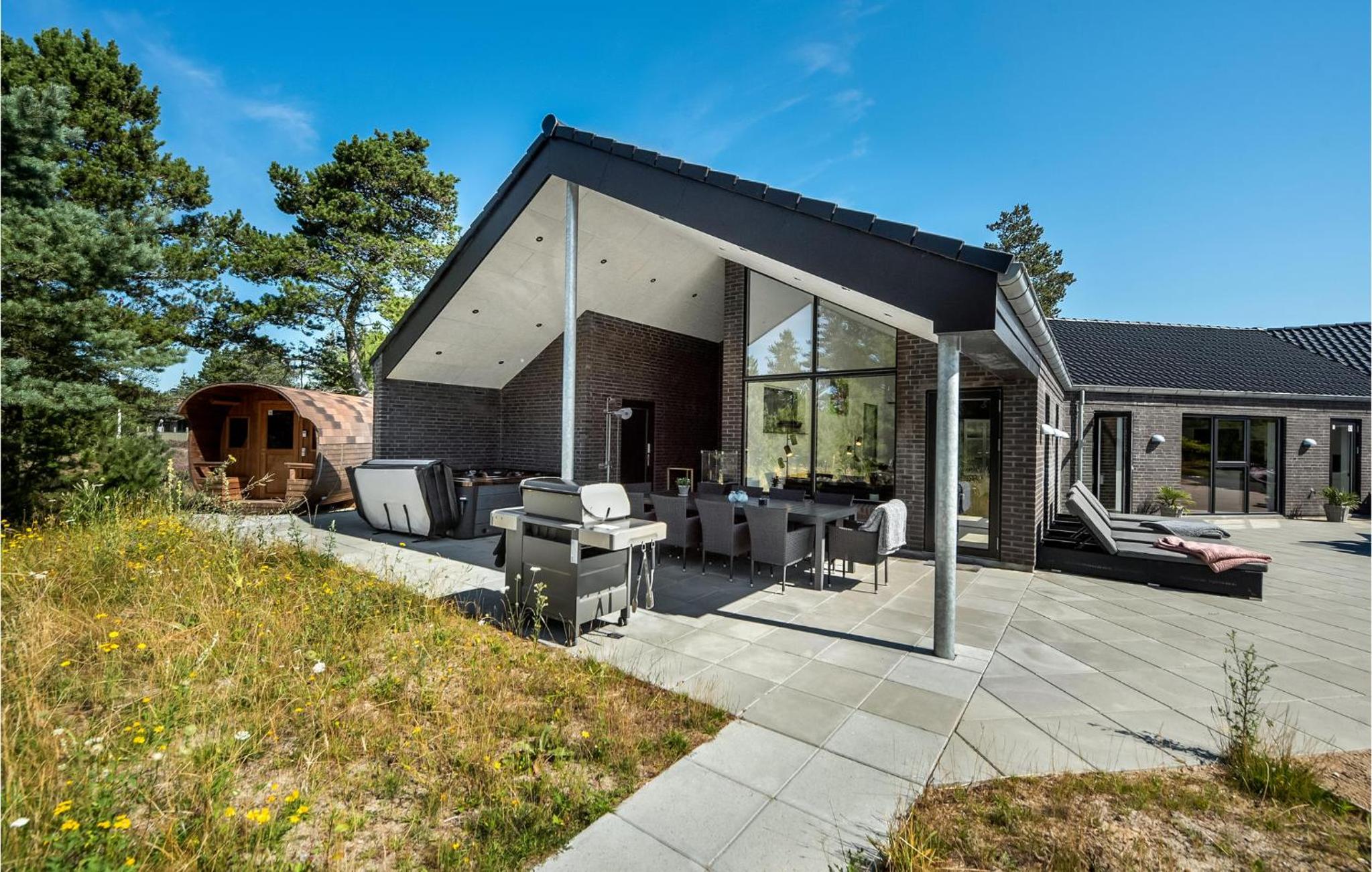Nice Home In Blåvand With Kitchen