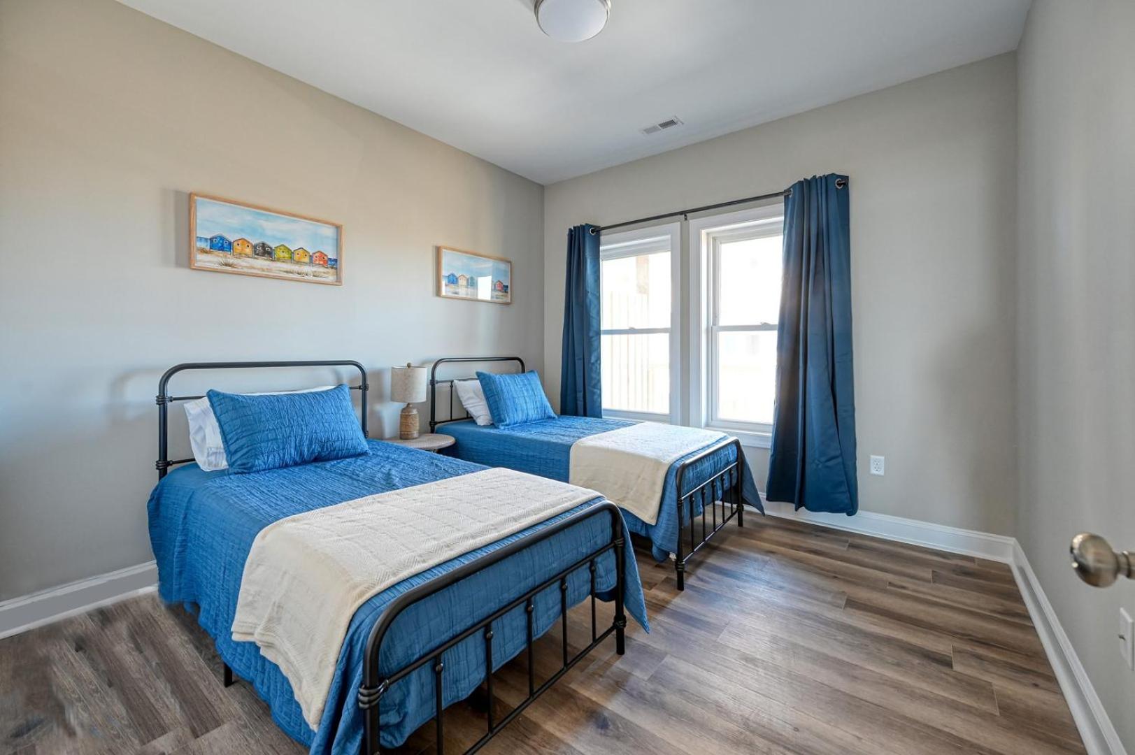 North Topsail Oceanfront with Shared Pool - Dogs Allowed - Elevator