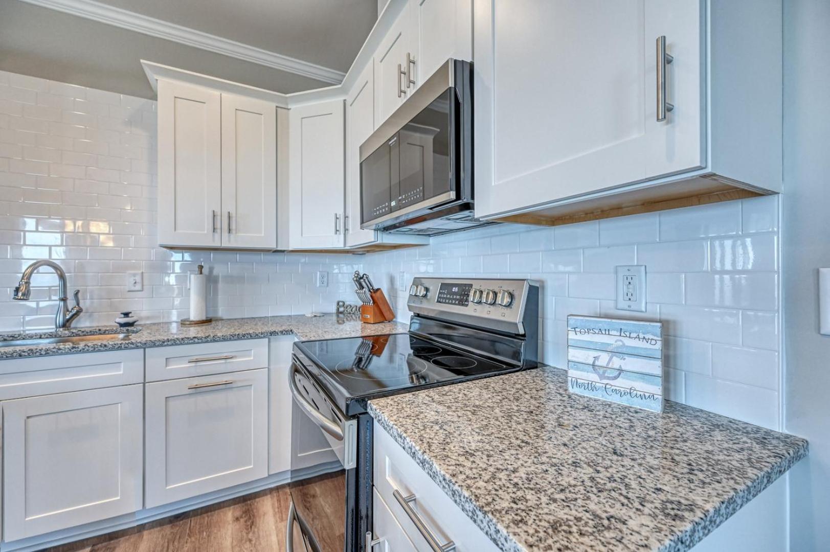 North Topsail Oceanfront with Shared Pool - Dogs Allowed - Elevator