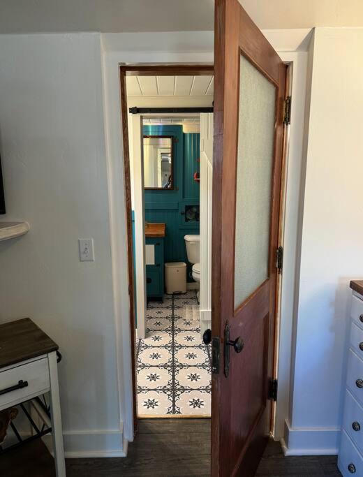 Jacksonville Historic Log Home Private apartment