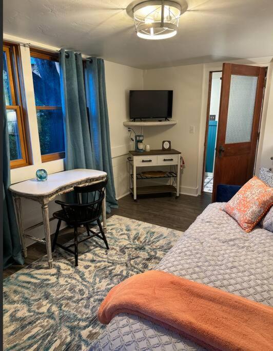 Jacksonville Historic Log Home Private apartment