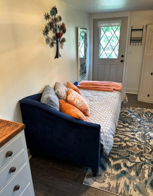 Jacksonville Historic Log Home Private apartment