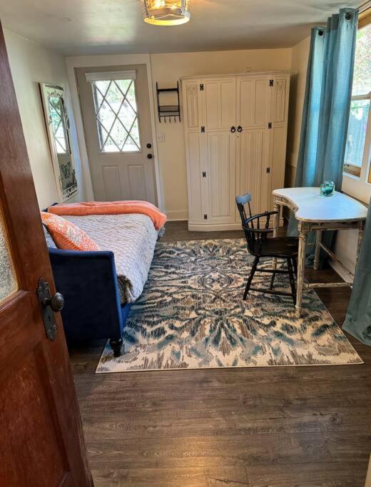 Jacksonville Historic Log Home Private apartment