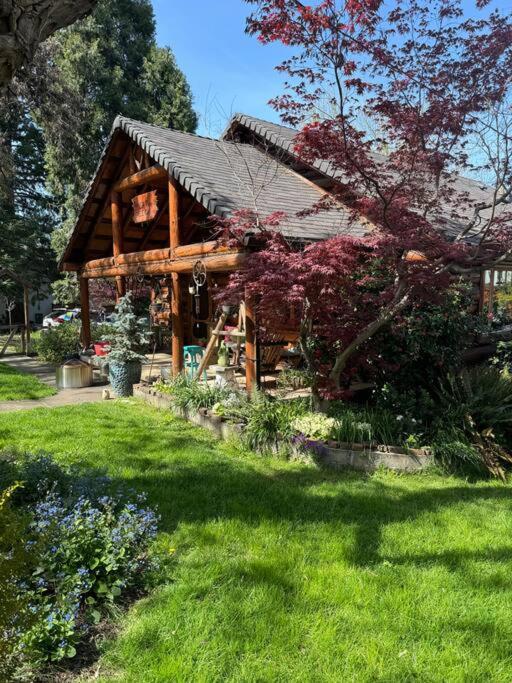 Jacksonville Historic Log Home Private apartment