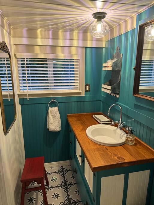 Jacksonville Historic Log Home Private apartment