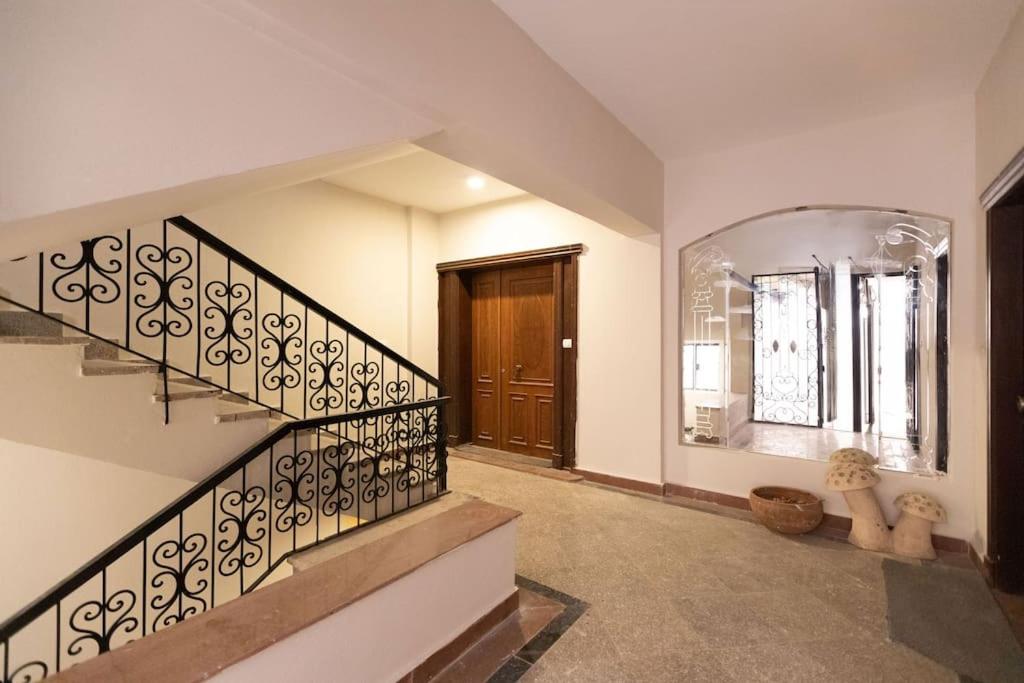 Signature Stays Artistic Modern Apt