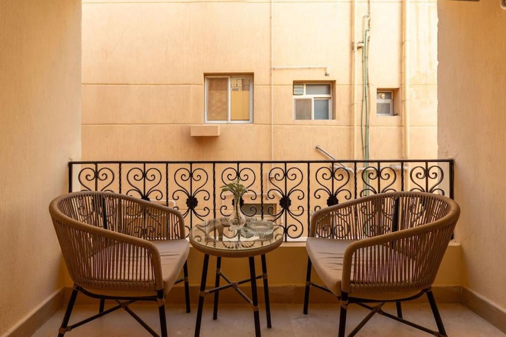 Signature Stays Artistic Modern Apt