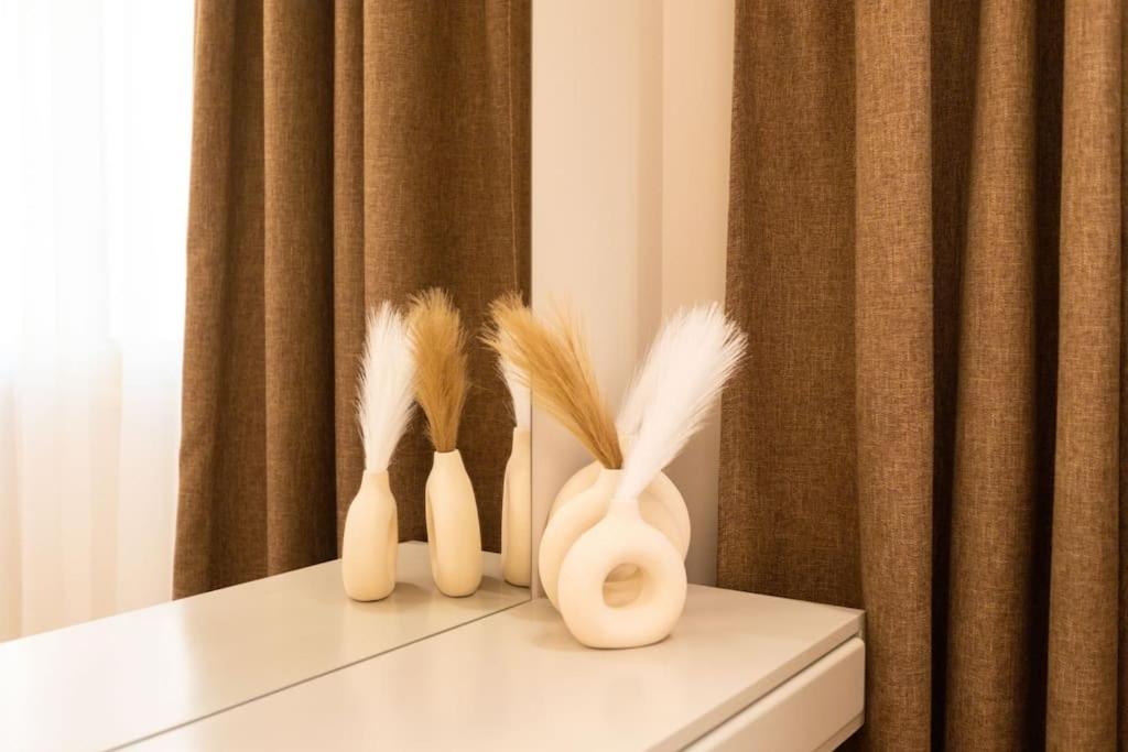 Signature Stays Artistic Modern Apt