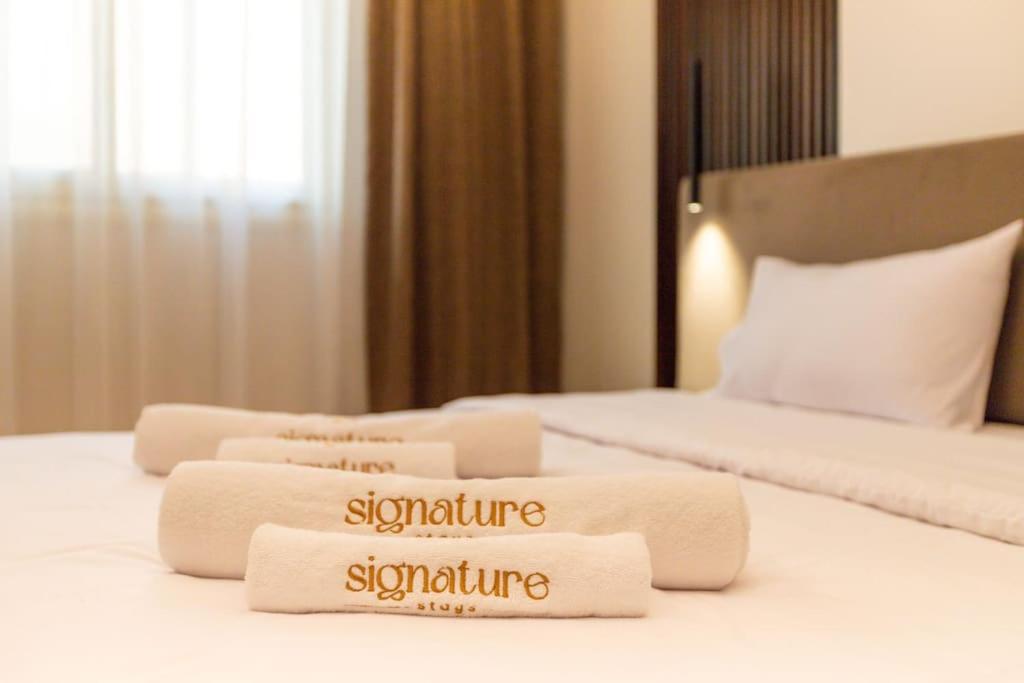 Signature Stays Artistic Modern Apt