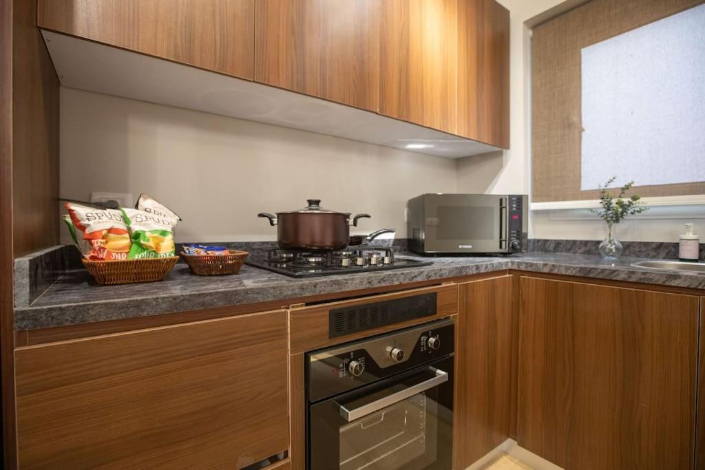 Signature Stays Artistic Modern Apt