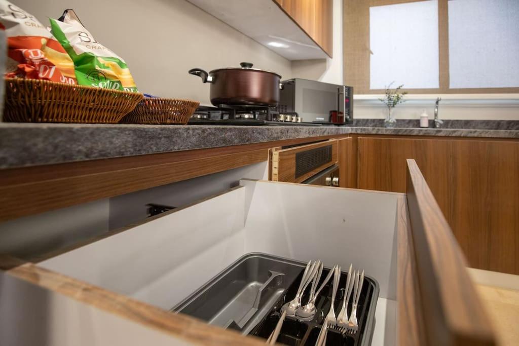 Signature Stays Artistic Modern Apt