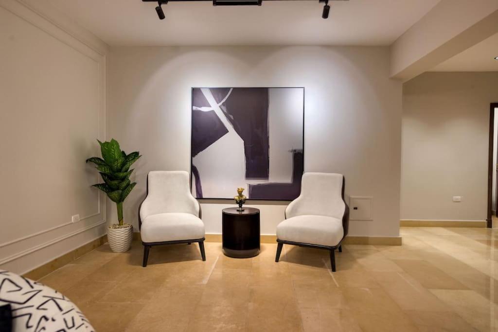 Signature Stays Artistic Modern Apt