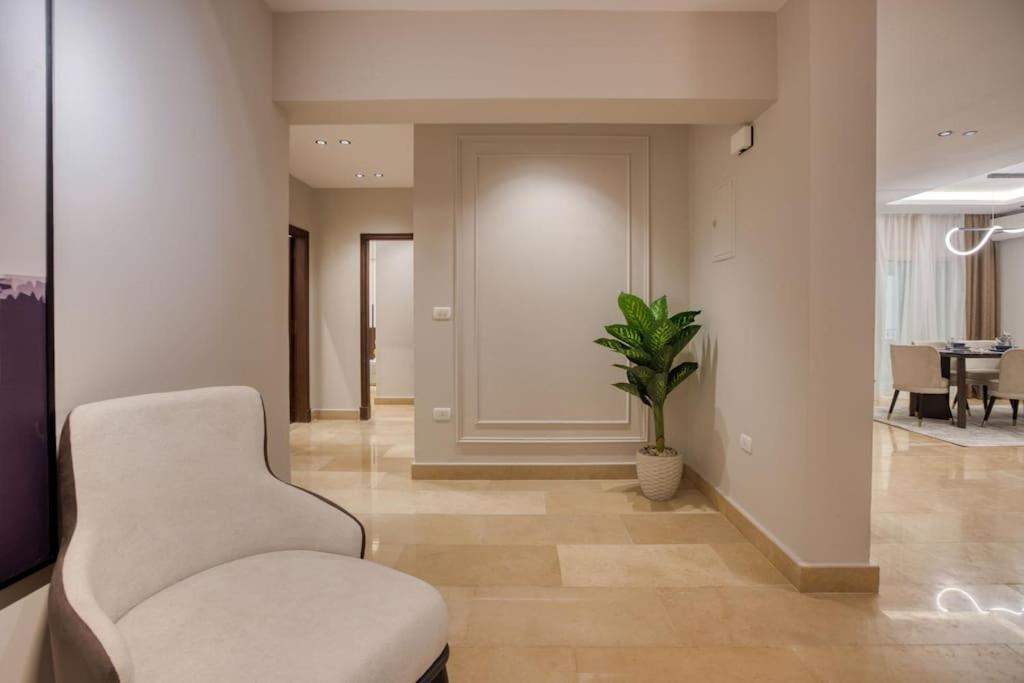 Signature Stays Artistic Modern Apt