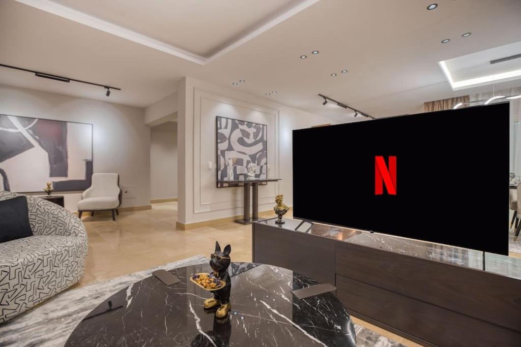Signature Stays Artistic Modern Apt