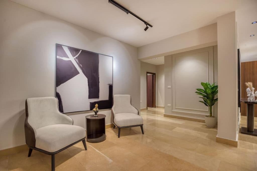 Signature Stays Artistic Modern Apt