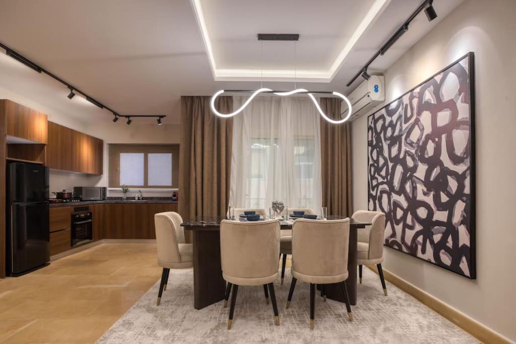 Signature Stays Artistic Modern Apt