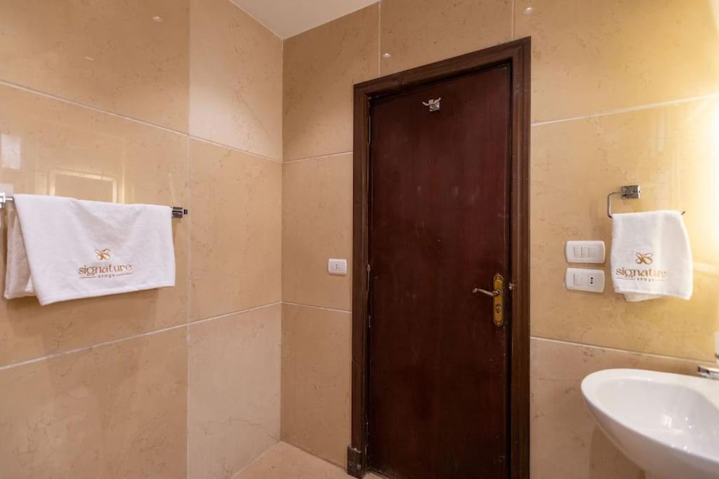 Signature Stays Artistic Modern Apt