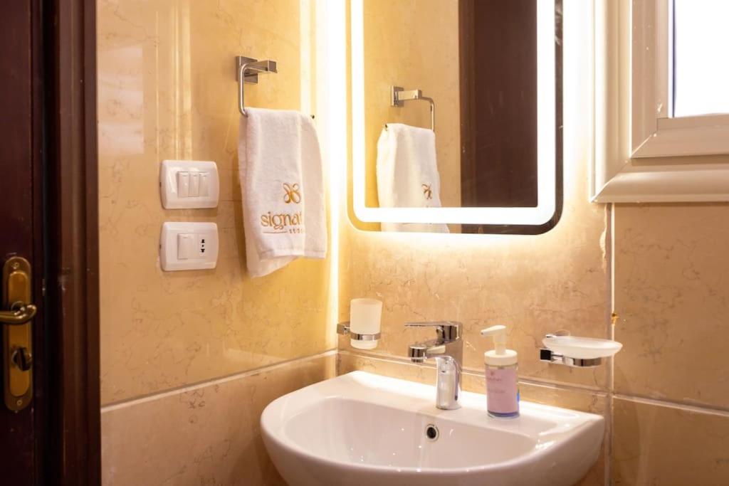 Signature Stays Artistic Modern Apt