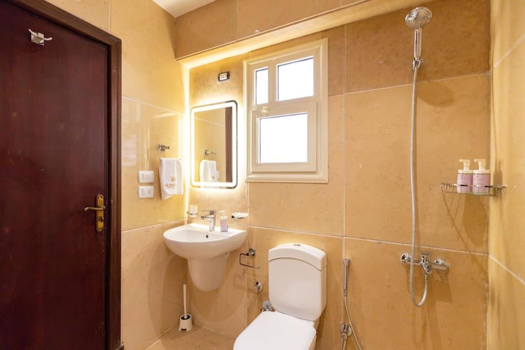 Signature Stays Artistic Modern Apt