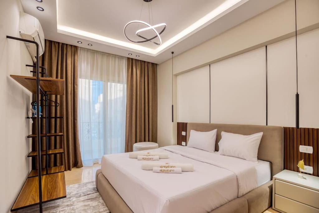 Signature Stays Artistic Modern Apt